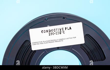 Leitfähige Polymilchsäure (PLA). PLA-basiertes Filament mit leitfähigen Eigenschaften, das zum Drucken von elektronischen Niederspannungs-Schaltungen und interaktiven Projekten verwendet wird. Stockfoto