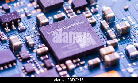 Quarzoszillator. Microchip erzeugt präzise Taktsignale mithilfe eines Quarzkristalls. Stockfoto