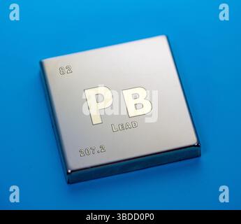 Leitung. Ein schweres, giftiges Metall, das in Batterien, Abschirmungen und früher in Farben verwendet wird. Stockfoto