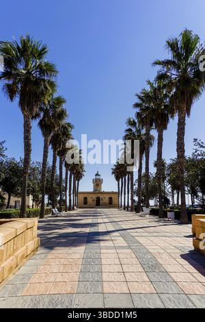 Roquetas de Mar, Spanien - 2. März 2022: Blick auf den Leuchtturm von Roquetas de Mar an der Küste Andalusiens Stockfoto