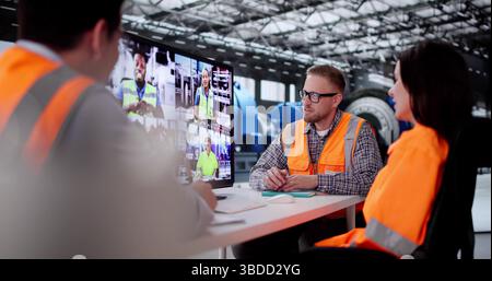 Innovative Ingenieure Arbeiten Über Videokonferenz Im Vorstandssitz Der Fertigungsfabrik Zusammen. Stockfoto