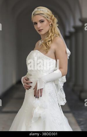 Porträt einer jungen Frau in einem weißen Hochzeitskleid Stockfoto
