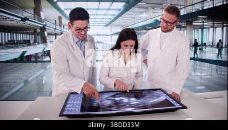 Medizinische Fachkräfte Sorgfältig Analysieren Ultraschallscan Der Schwangeren Mutter Im Krankenhaus. Stockfoto