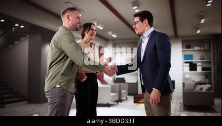 Fröhliches Latino-Paar, Das Den Kauf Seines Neuen Heims Beendet. Stockfoto