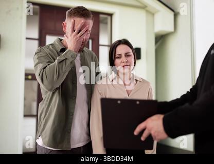 Einziehung Von Vermögensgegenständen, Die Zu Einer Verhaftung Durch Die Polizei Im Haus Führen. Standort. Der Schuldner Spricht Mit Bailiff Über Das Inkasso Stockfoto