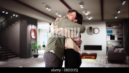 Lächelndes Latino-Paar, Das Sich In Ihrem Neuen Traumgrundstück Umschließt, Holding Keys Stockfoto