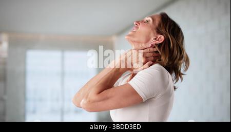 Frau Mit Schwellendem Hals Ache, Die Schmerzhafte Drüsen Untersucht Stockfoto