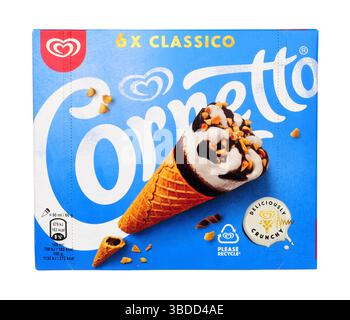 Walls classico Cornetto mit Vanille- und Schokoladengeschmack in einer Packung mit sechs 360 g Eiswaffelkegeln Stockfoto