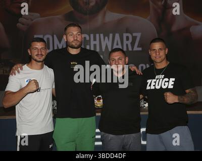 Die Boxer Ardian Krasniqi, Tom Schwarz, Tyron Zeuge mit dem Promoter Burim Sylejmani vom Magdeburger Boxstall Fides bei DER Pressekonferenz für DIE Stockfoto