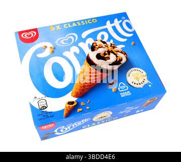 Walls classico Cornetto mit Vanille- und Schokoladengeschmack in einer Packung mit sechs 360 g Eiswaffelkegeln Stockfoto