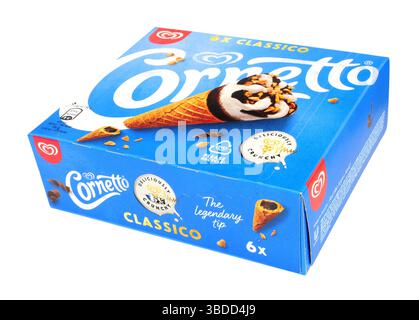 Walls classico Cornetto mit Vanille- und Schokoladengeschmack in einer Packung mit sechs 360 g Eiswaffelkegeln Stockfoto