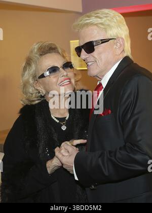 Sänger Heino mit seiner Frau Hannelore in der ARD-Fernsehsendung Adventsfest 100, 000 Lights 2016 in Suhl Stockfoto