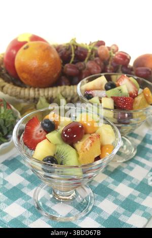 Obstsalat auf einer Serviette auf hellem Hintergrund Stockfoto