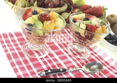 Obstsalat auf einer Serviette auf hellem Hintergrund Stockfoto