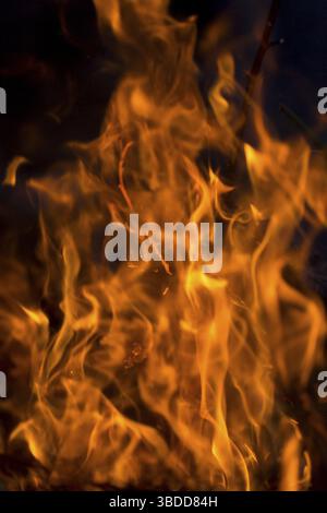 Nahaufnahme von roten Flammen Stockfoto