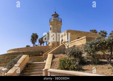 Roquetas de Mar, Spanien - 2. März 2022: Blick auf den Leuchtturm von Roquetas de Mar an der Küste Andalusiens Stockfoto