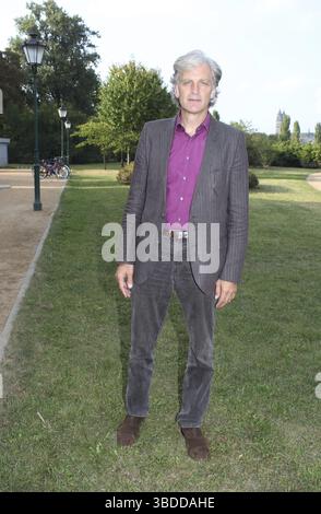 Der deutsche Schauspieler und Filmproduzent Walter Sittler spricht im Gespräch Stockfoto