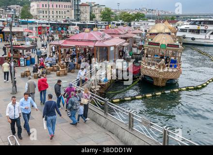 Das berühmte schwimmende Fischburger Restaurant am Goldenen Horn in Eminonu in Istanbul, Turkiye. Stockfoto