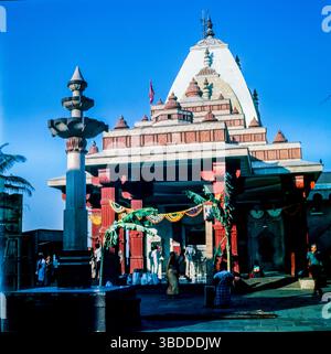Der Mahalaxmi-Tempel ist einer der berühmtesten Tempel der Stadt Mumbai, Indien. Es ist Mahalakshmi gewidmet, der zentralen Gottheit von Devi Mahatmyam. Der Tempel wurde 1831 von Dhakji Dadaji, einem hinduistischen Händler, erbaut. Laut Ramji Shivajis Traum, nachdem er das Netz aus dem Netz gefunden hatte, fand er wirklich drei große Idole von Mahalakshmi, Mahasaraswati und Mahakali. Ramji Shivaji bat den Hornvogel, die Bilder seiner Vision zu zeigen und erfüllte seine Vision und verlangte den Ort für die Gründung der Göttin. Stockfoto