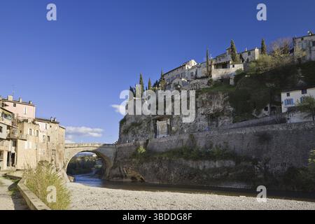 Römische Brücke über die Ouveze, Vaison-la-Romaine, Vaucluse, Provence-Alpes-Cote d'Azur, Südfrankreich Stockfoto