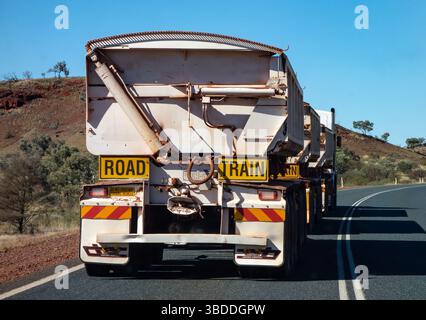 WESTAUSTRALIEN - 11. JULI 2019: Sehr langer Straßenzug in Westaustralien, der langsam auf einer Asphaltstraße fährt Stockfoto