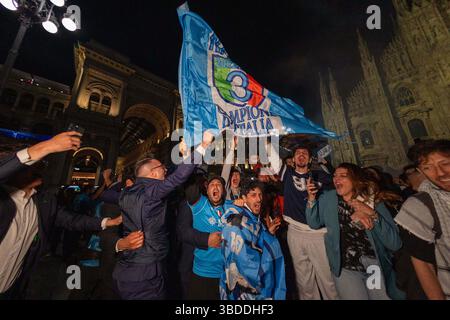 Mailand, Italien. Mai 2025. Festeggiamenti dei tifosi del Napoli per la vittoria dello Scudetto auf der Piazza del Duomo - Mailand, Italia - Venerdì, 23 maggio 2025 (Foto Stefano Porta/LaPresse) Napoli-Fans feiern den Scudetto-Sieg auf der Piazza del Duomo - Mailand, Italien - Freitag, 23. Mai 2025 (Foto Stefano Porta/LaPresse) Credit: LaPresse/Alamy Live News Stockfoto