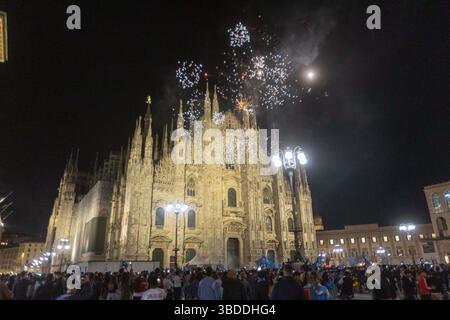 Mailand, Italien. Mai 2025. Festeggiamenti dei tifosi del Napoli per la vittoria dello Scudetto auf der Piazza del Duomo - Mailand, Italia - Venerdì, 23 maggio 2025 (Foto Stefano Porta/LaPresse) Napoli-Fans feiern den Scudetto-Sieg auf der Piazza del Duomo - Mailand, Italien - Freitag, 23. Mai 2025 (Foto Stefano Porta/LaPresse) Credit: LaPresse/Alamy Live News Stockfoto
