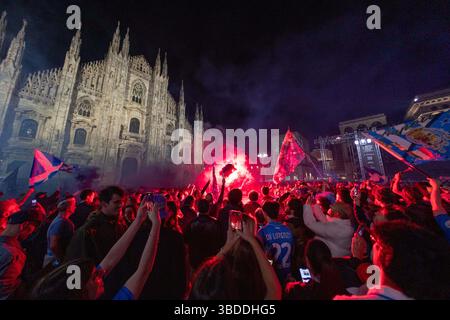 Mailand, Italien. Mai 2025. Festeggiamenti dei tifosi del Napoli per la vittoria dello Scudetto auf der Piazza del Duomo - Mailand, Italia - Venerdì, 23 maggio 2025 (Foto Stefano Porta/LaPresse) Napoli-Fans feiern den Scudetto-Sieg auf der Piazza del Duomo - Mailand, Italien - Freitag, 23. Mai 2025 (Foto Stefano Porta/LaPresse) Credit: LaPresse/Alamy Live News Stockfoto
