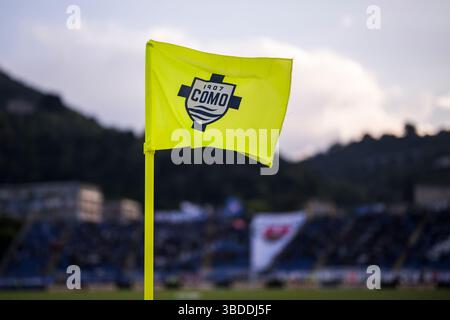 Eine Eckfahne mit dem Logo von Como 1907 weht vor dem Fußballspiel der Serie A zwischen Como 1907 und FC Internazionale. Stockfoto