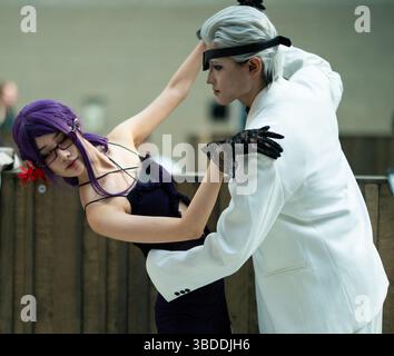 London, Großbritannien. Mai 2025. Cosplay-Paar nimmt am 23. Mai 2025 an der MCM London Comic Con in London Excel Teil. Foto: LounisPhotography/ABACAPRESS.COM Credit: Abaca Press/Alamy Live News Stockfoto
