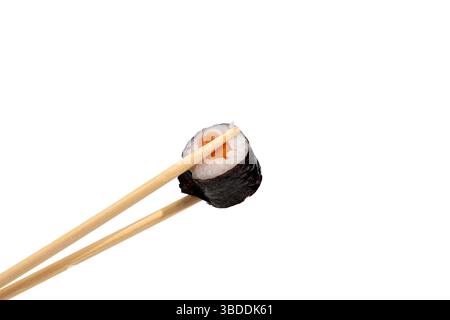 Lachs Maki mit Stäbchen. Ein einzelner Lachs-Maki wird elegant mit Essstäbchen gehalten. Die Nahaufnahme betont die frischen Zutaten und die klassischen Japaner Stockfoto
