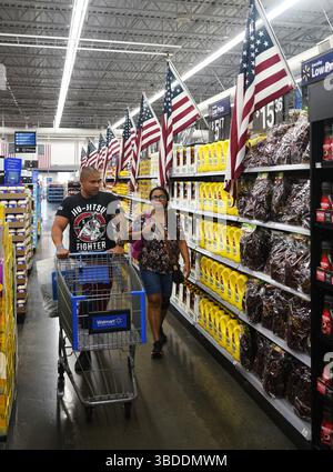 San Francisco, USA. Mai 2025. Kunden kaufen am 21. Mai 2025 in einem Walmart-Geschäft in San Leandro, Kalifornien, USA. ZUM BEISPIEL MIT „Feature: U.S. Walmart Shoppers Feeling Tarif Pinch“ Guthaben: Wu Xiaoling/Xinhua/Alamy Live News Stockfoto