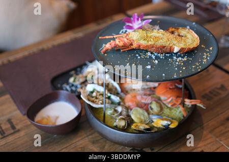 Zweistufige luxuriöse Platte mit Hummer und Meeresfrüchten Krabben, Garnelen, Langusten, Muscheln, köstliche Luxusgerichte Stockfoto