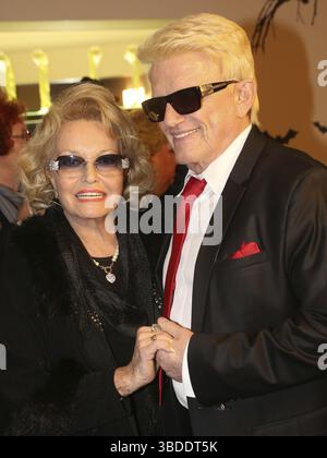 Sänger Heino mit seiner Frau Hannelore in der ARD-Fernsehsendung Adventsfest 100, 000 Lights 2016 in Suhl Stockfoto