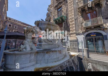 CATANIA, ITALIEN, JUNI 19,2023 - Brunnen von Amenano im historischen Zentrum von Catania, Sizilien, Italien Stockfoto