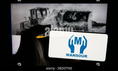 Auf dieser Abbildung befindet sich ein Mobiltelefon mit dem Logo des ägyptischen Unternehmens Mansour Group auf dem Bildschirm vor der Webseite. Stockfoto