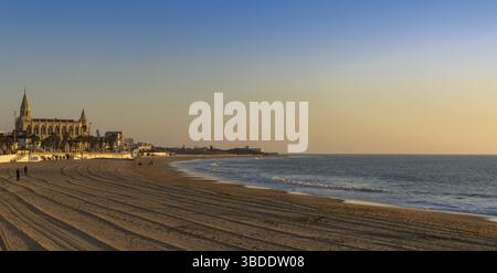 Das Heiligtum Kirche und Strand in Chipiona bei Sonnenuntergang Stockfoto