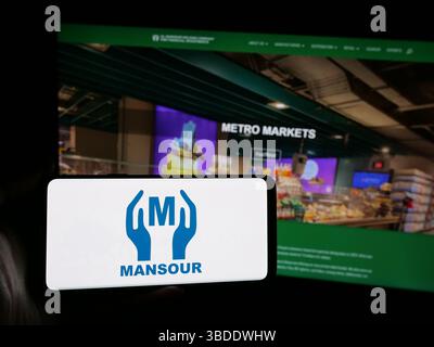 Deutschland. Mai 2025. In dieser Abbildung hält eine Person ein Smartphone mit dem Logo des ägyptischen Unternehmens Mansour Group auf dem Bildschirm vor der Website. (Foto von Timon Schneider/SOPA Images/SIPA USA) *** ausschließlich für redaktionelle Nachrichten *** Credit: SIPA USA/Alamy Live News Stockfoto
