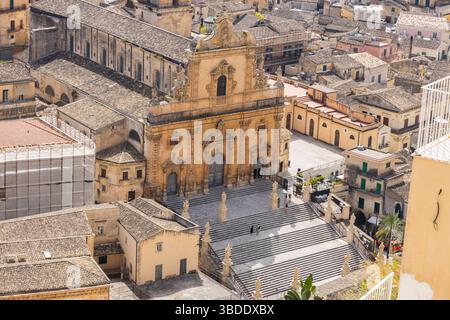 MODICA, ITALIEN, 23. JUNI 2023 - Luftaufnahme der Kathedrale von San Peter Apostel in Modica, Provinz Ragusa, Sizilien, Italien Stockfoto