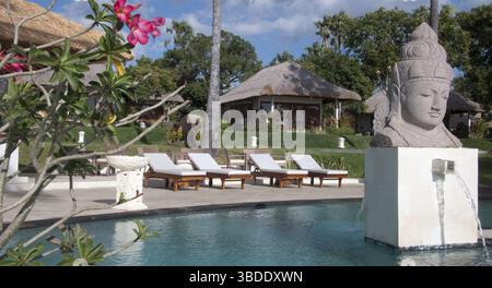 Sonnenliegen am Pool, Hotel Siddhartha, Dive Resort & amp; Spa, Bali, Tulamben, Pool, Indonesien Stockfoto