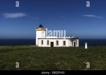 John O'Groats, Großbritannien - 26. Juni 2022: Blick auf den historischen Duncansby Head Lighthouse im Norden Schottlands Stockfoto