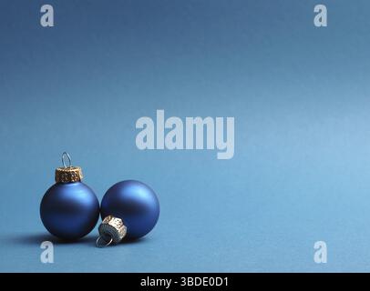 Blaue vintage Weihnachtskugeln auf einem blauen Hintergrund mit Platz für Ihren Text oder Bild, saisonalen Urlaub Konzept Stockfoto