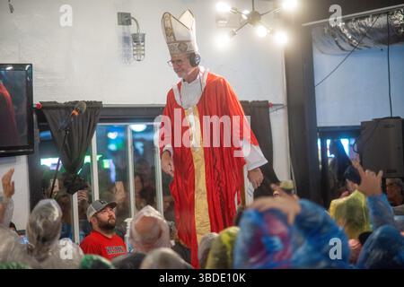 North Wildwood, Usa. Mai 2025. Preston Elliot, gekleidet als Papst, gibt den jährlichen „Segen des Biers“ während der WMMR Preston and Steve Show der Jersey Shore anlässlich des Memorial Day Weekend Freitag, 23. Mai 2025 im Keenan's Irish Pub in North Wildwood, New Jersey. Seit über 20 Jahren sendet die Radioshow aus Philadelphia live im Keenan's, um die Sommersaison zu starten. Dieses Jahr wurde die Veranstaltung von Coors Banquet gesponsert. William Thomas Cain/Alamy Live News Stockfoto