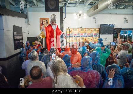 North Wildwood, Usa. Mai 2025. Preston Elliot, gekleidet als Papst, gibt den jährlichen „Segen des Biers“ während der WMMR Preston and Steve Show der Jersey Shore anlässlich des Memorial Day Weekend Freitag, 23. Mai 2025 im Keenan's Irish Pub in North Wildwood, New Jersey. Seit über 20 Jahren sendet die Radioshow aus Philadelphia live im Keenan's, um die Sommersaison zu starten. Dieses Jahr wurde die Veranstaltung von Coors Banquet gesponsert. William Thomas Cain/Alamy Live News Stockfoto