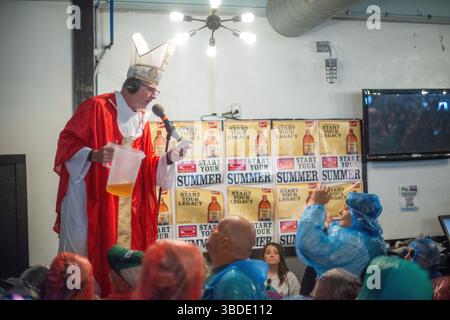 North Wildwood, Usa. Mai 2025. Preston Elliot, gekleidet als Papst, gibt den jährlichen „Segen des Biers“ während der WMMR Preston and Steve Show der Jersey Shore anlässlich des Memorial Day Weekend Freitag, 23. Mai 2025 im Keenan's Irish Pub in North Wildwood, New Jersey. Seit über 20 Jahren sendet die Radioshow aus Philadelphia live im Keenan's, um die Sommersaison zu starten. Dieses Jahr wurde die Veranstaltung von Coors Banquet gesponsert. William Thomas Cain/Alamy Live News Stockfoto