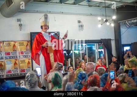 North Wildwood, Usa. Mai 2025. Preston Elliot, gekleidet als Papst, gibt den jährlichen „Segen des Biers“ während der WMMR Preston and Steve Show der Jersey Shore anlässlich des Memorial Day Weekend Freitag, 23. Mai 2025 im Keenan's Irish Pub in North Wildwood, New Jersey. Seit über 20 Jahren sendet die Radioshow aus Philadelphia live im Keenan's, um die Sommersaison zu starten. Dieses Jahr wurde die Veranstaltung von Coors Banquet gesponsert. William Thomas Cain/Alamy Live News Stockfoto