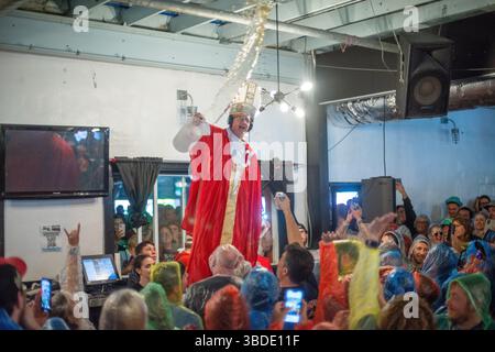 North Wildwood, Usa. Mai 2025. Preston Elliot, gekleidet als Papst, gibt den jährlichen „Segen des Biers“ während der WMMR Preston and Steve Show der Jersey Shore anlässlich des Memorial Day Weekend Freitag, 23. Mai 2025 im Keenan's Irish Pub in North Wildwood, New Jersey. Seit über 20 Jahren sendet die Radioshow aus Philadelphia live im Keenan's, um die Sommersaison zu starten. Dieses Jahr wurde die Veranstaltung von Coors Banquet gesponsert. William Thomas Cain/Alamy Live News Stockfoto