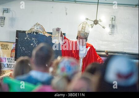 North Wildwood, Usa. Mai 2025. Preston Elliot, gekleidet als Papst, gibt den jährlichen „Segen des Biers“ während der WMMR Preston and Steve Show der Jersey Shore anlässlich des Memorial Day Weekend Freitag, 23. Mai 2025 im Keenan's Irish Pub in North Wildwood, New Jersey. Seit über 20 Jahren sendet die Radioshow aus Philadelphia live im Keenan's, um die Sommersaison zu starten. Dieses Jahr wurde die Veranstaltung von Coors Banquet gesponsert. (Photo by Tina Sottolano Cain/CAIN IMAGES} Credit: William Thomas Cain/Alamy Live News Stockfoto