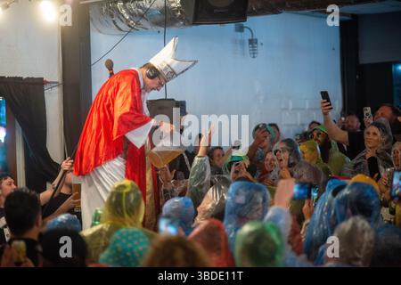 North Wildwood, Usa. Mai 2025. Preston Elliot, gekleidet als Papst, gibt den jährlichen „Segen des Biers“ während der WMMR Preston and Steve Show der Jersey Shore anlässlich des Memorial Day Weekend Freitag, 23. Mai 2025 im Keenan's Irish Pub in North Wildwood, New Jersey. Seit über 20 Jahren sendet die Radioshow aus Philadelphia live im Keenan's, um die Sommersaison zu starten. Dieses Jahr wurde die Veranstaltung von Coors Banquet gesponsert. William Thomas Cain/Alamy Live News Stockfoto