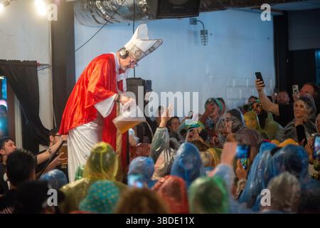 North Wildwood, Usa. Mai 2025. Preston Elliot, gekleidet als Papst, gibt den jährlichen „Segen des Biers“ während der WMMR Preston and Steve Show der Jersey Shore anlässlich des Memorial Day Weekend Freitag, 23. Mai 2025 im Keenan's Irish Pub in North Wildwood, New Jersey. Seit über 20 Jahren sendet die Radioshow aus Philadelphia live im Keenan's, um die Sommersaison zu starten. Dieses Jahr wurde die Veranstaltung von Coors Banquet gesponsert. William Thomas Cain/Alamy Live News Stockfoto